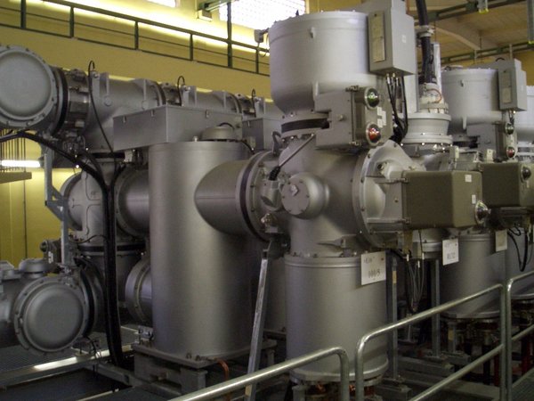 Umspannwerk Simmering, SF6-gasisolierte Schaltanlage für 110kV, Detailaufnahme. Bildmitte im vertikalen Zylinder: Leistungsschalter. Vorne: Abgangstrenner. Dahinter die beiden Sammelschienentrenner.