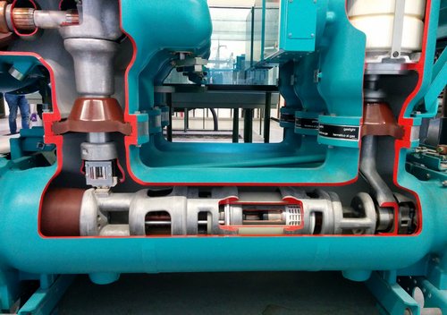 Schnittmodell einer vollisolierten metallgekaspelten SF6-Schaltanlage für Dreiphasenwechselstrom. Teilausschnitt Leistungsschalter Hersteller: Siemens AG Berlin, Baujahr 1996 Type: BDN9 Betriebsspannung: 72.5kV bis 145kV Nenn-Betriebsstrom: bis 1,5kA  SF6-Gasdruck Leistungsschalter: 6bar